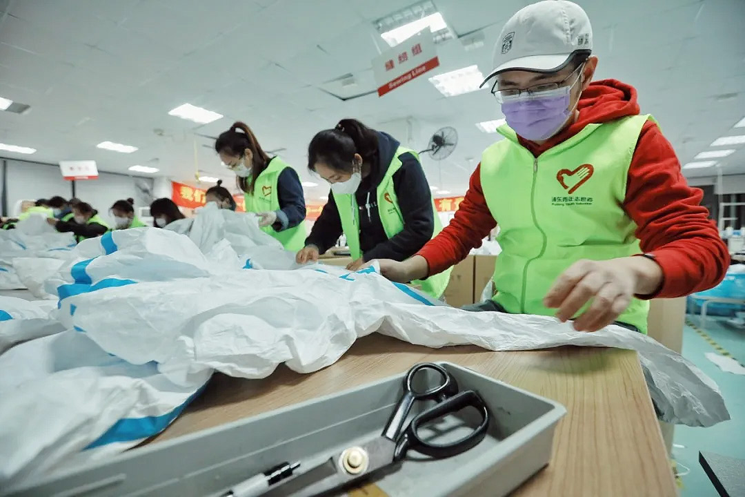 2.jpg這些“守護(hù)者”們?cè)谏虾Ｕ\(chéng)格干了件大事！——20天，750人次，經(jīng)手近4萬件防護(hù)服！